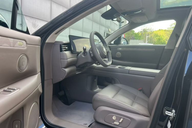 Used IM LS6 2026 Model Range-Extending 66 Max+ Interior 2