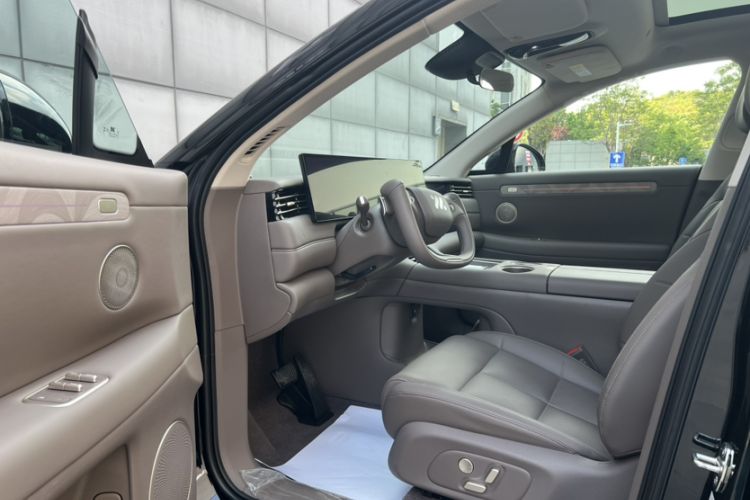 Used IM LS6 2026 Model Range-Extending 66 Max+ Interior 2