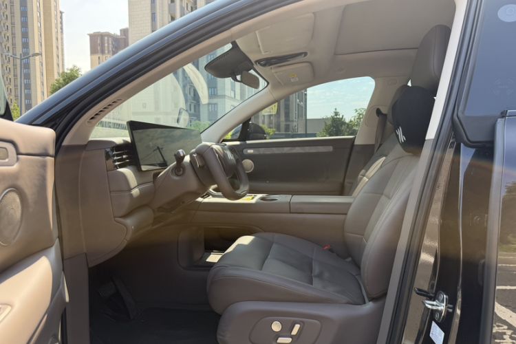 Used IM LS6 2026 Model Range-Extending 66 Max+ Interior 3
