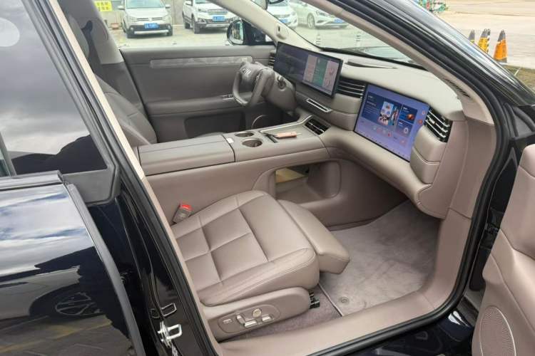 Used IM LS6 2026 Model Range-Extending 66 Max+ Interior 3
