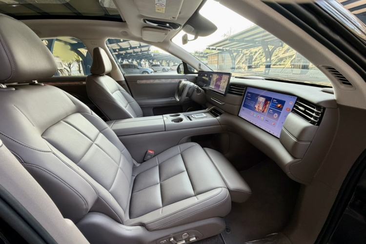 Used IM LS6 2026 Model Range-Extending 66 Max+ Interior 3