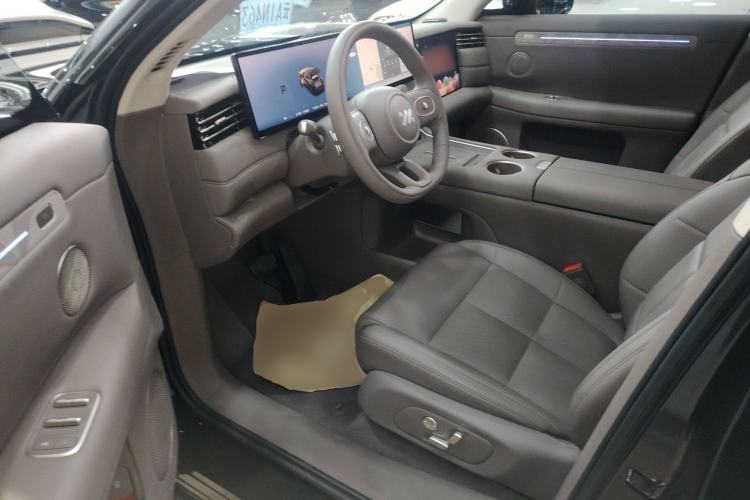 Used IM LS6 2026 Model Range-Extending 66 Max+ Interior 3