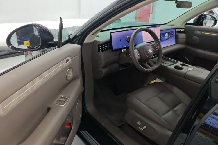 Used IM LS6 2026 Model Range-Extending 66 Max+ Interior 3