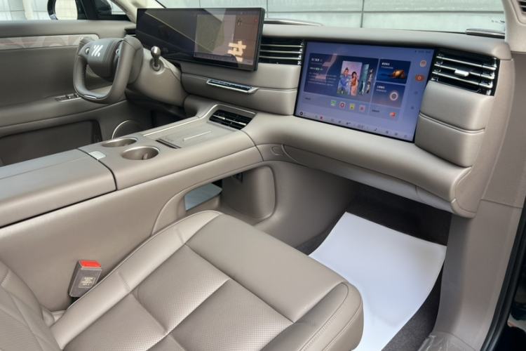 Used IM LS6 2026 Model Range-Extending 66 Max+ Interior 3