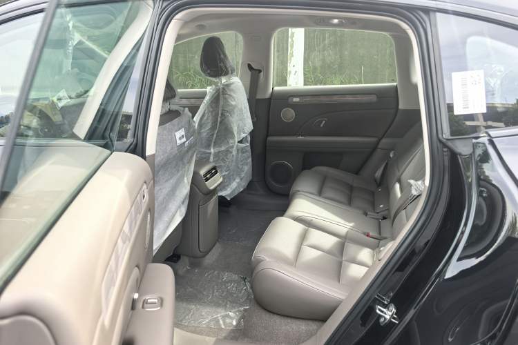 Used IM LS6 2026 Model Range-Extending 66 Max Interior 4