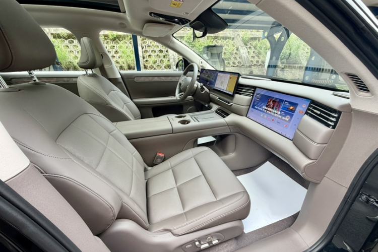 Used IM LS6 2026 Model Range-Extending 66 Max+ Interior 4