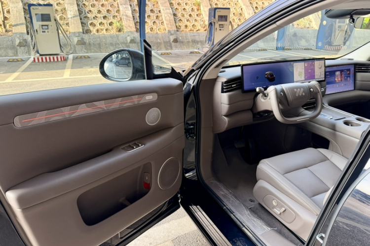 Used IM LS6 2026 Model Range-Extending 66 Max+ Interior 4