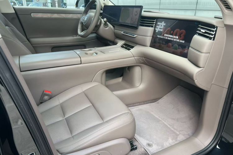 Used IM LS6 2026 Model Range-Extending 66 Max+ Interior 5