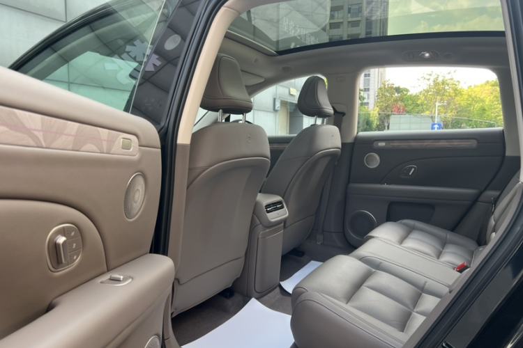 Used IM LS6 2026 Model Range-Extending 66 Max+ Interior 5