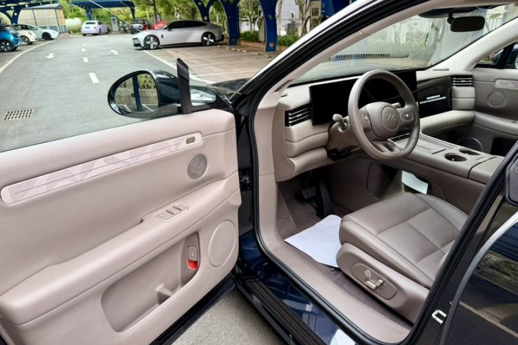 Used IM LS6 2026 Model Range-Extending 66 Max+ Interior 6