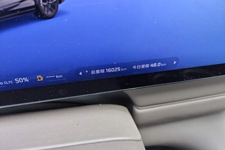 Used IM LS6 2026 Model Range-Extending 66 Max+ Odometer Close Up