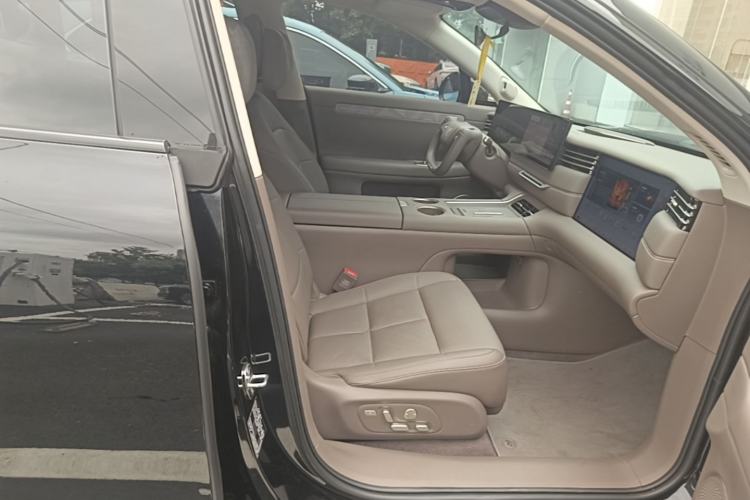 Used IM LS6 2026 Model Range-Extending 66 Max+ Right Front Seat