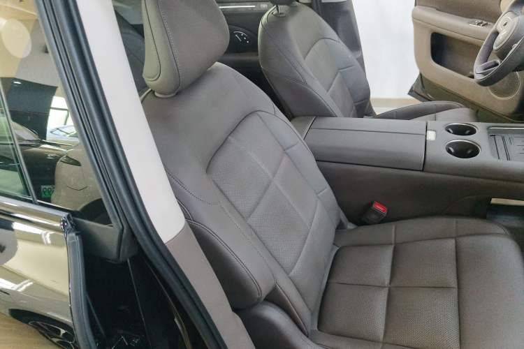 Used IM LS6 2026 Model Range-Extending 66 Max+ Right Front Seat