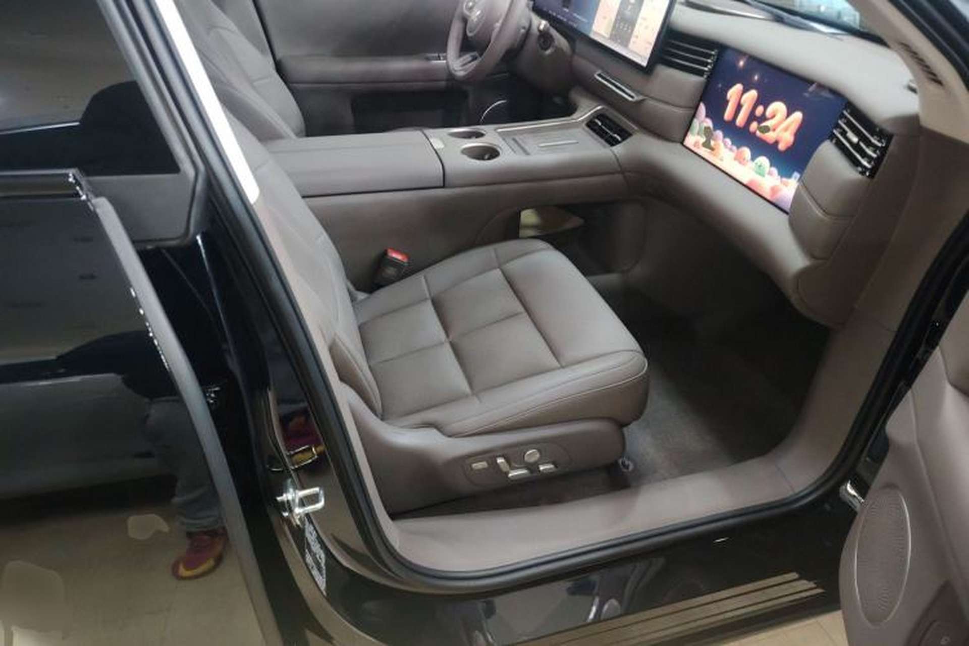 Used IM LS6 2026 Model Range-Extending 66 Max+ Right Front Seat