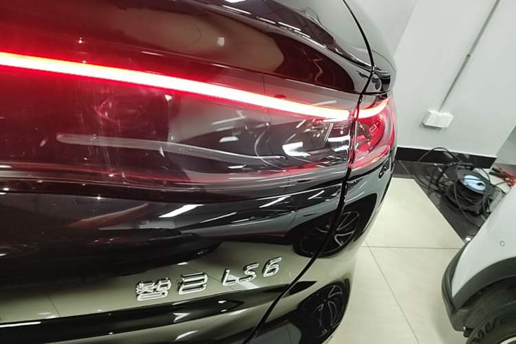 Used IM LS6 2026 Model Range-Extending 66 Max+ Right Rear Taillight