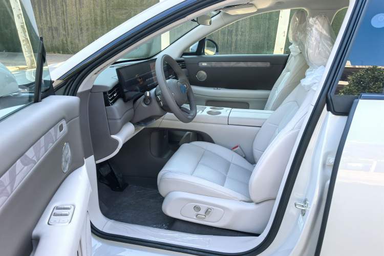 Used IM LS6 2026 Model Range-Extending 66 Max Interior 2