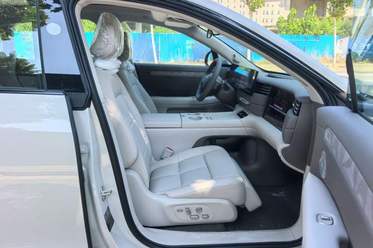 Used IM LS6 2026 Model Range-Extending 66 Max Right Front Seat
