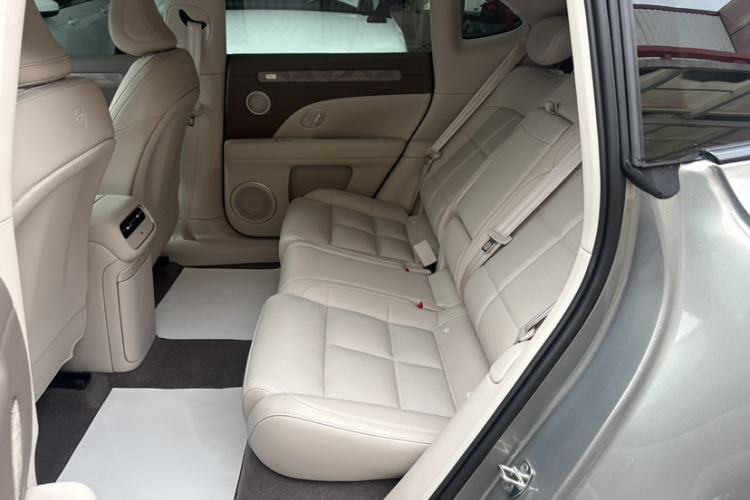 Used IM LS6 2026 Model Range-Extending 66 Max Interior 4