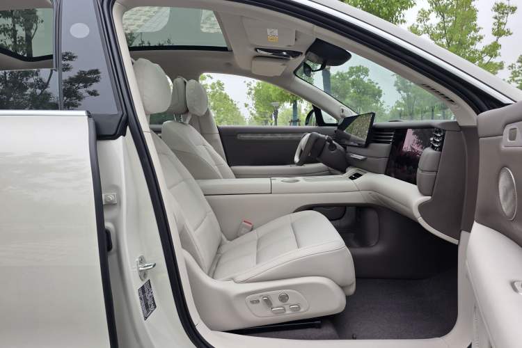 Used IM LS6 2026 Model Range-Extending 52 Max Interior 4