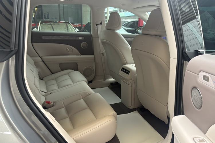 Used IM LS6 2026 Model Range-Extending 66 Max Interior 8