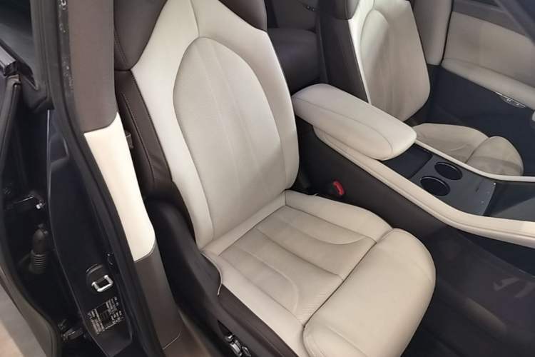 Used IM LS7 2023 90 kWh Elite Rear-Drive Version Right Front Seat