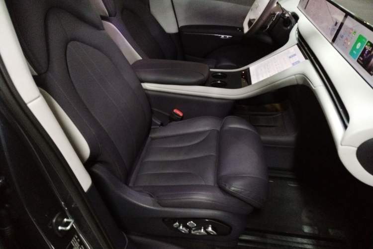 Used IM LS7 2023 90 kWh Elite All-Wheel-Drive Version Right Front Seat