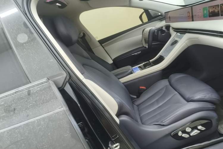 Used IM LS7 2023 90 kWh Elite Rear-Drive Version Right Front Seat