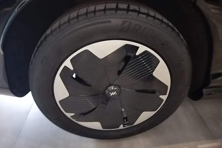 Used IM LS7 2023 90 kWh Elite Rear-Drive Version Right Rear Wheel Hub