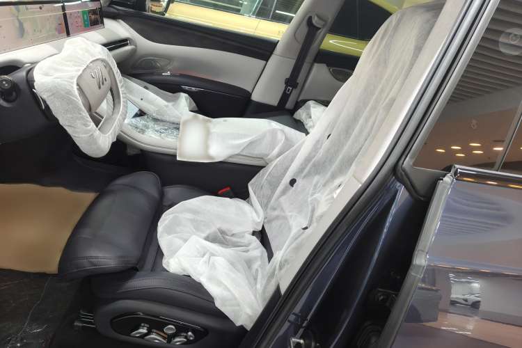 Used IM LS7 2023 100kWh Lux All-Wheel-Drive Version Interior 1