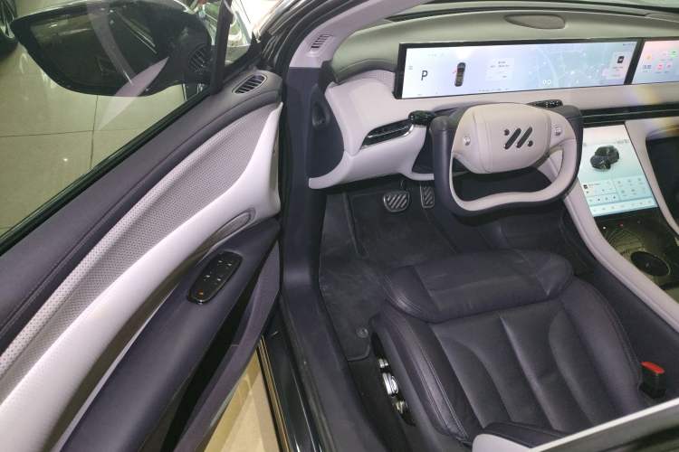 Used IM LS7 2023 100kWh Lux Rear-Drive Version Interior 3