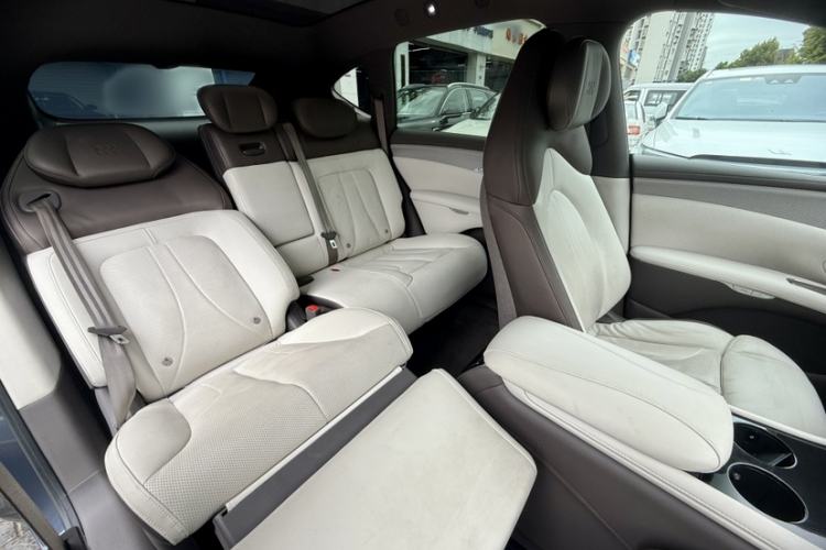Used IM LS7 2023 100kWh Lux All-Wheel-Drive Version Interior 6