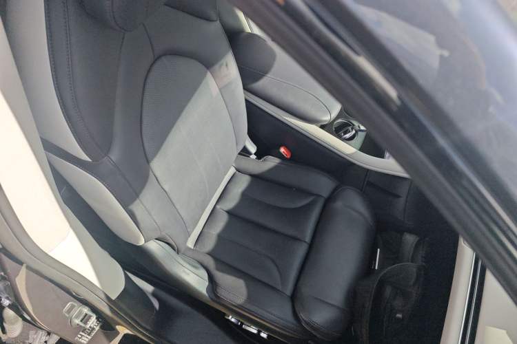 Used IM LS7 2023 90 kWh Elite Rear-Drive Version Right Front Seat