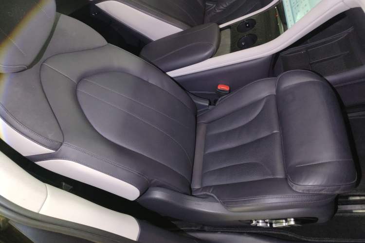 Used IM LS7 2023 100kWh Lux Rear-Drive Version Right Front Seat