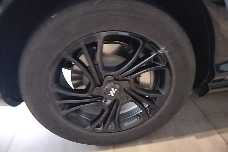 Used IM LS7 2023 90 kWh Elite Rear-Drive Version Right Rear Wheel Hub