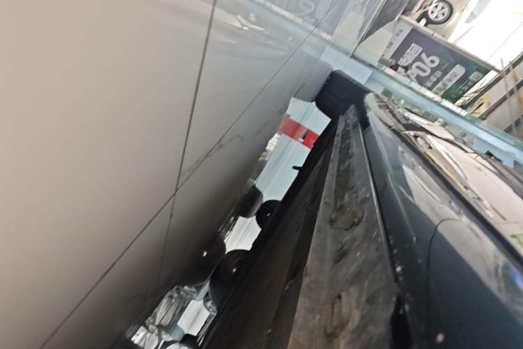 Used IM LS7 2023 90 kWh Elite Rear-Drive Version Right Side Sill