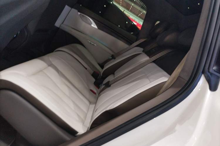 Used IM LS7 2023 100kWh Pro All-Wheel-Drive Version Interior 4