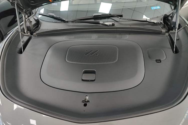 Used IM LS7 2023 90 kWh Elite Rear-Drive Version Engine Bay