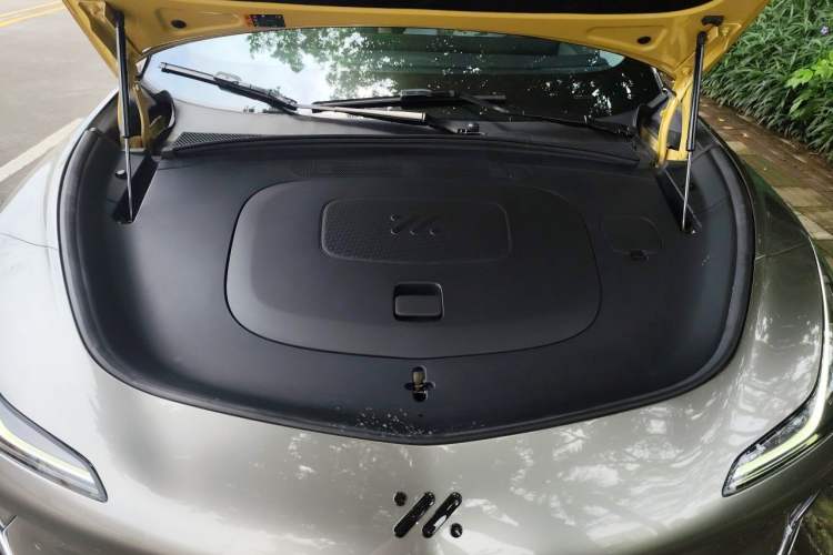 Used IM LS7 2023 90 kWh Elite Rear-Drive Version Engine Bay