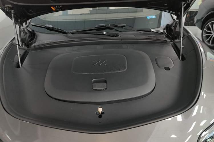 Used IM LS7 2023 90 kWh Elite Rear-Drive Version Engine Bay