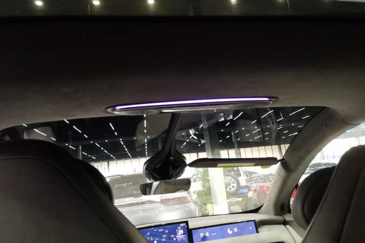 Used IM LS7 2023 100kWh Lux All-Wheel-Drive Version Headliner