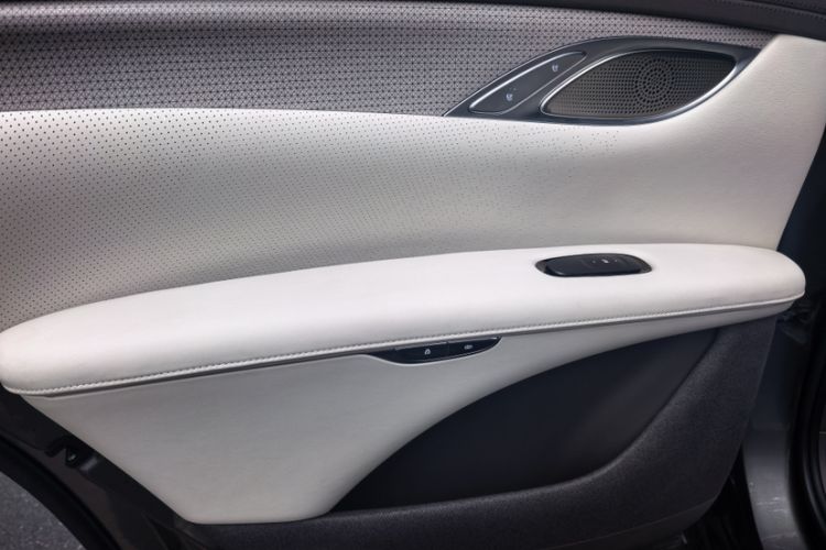 Used IM LS7 2023 100kWh Lux All-Wheel-Drive Version Interior 6