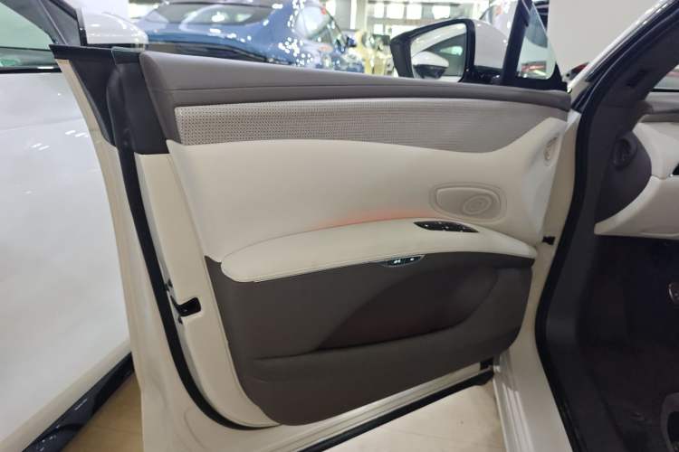 Used IM LS7 2023 90 kWh Elite All-Wheel-Drive Version Left Front Door Interior