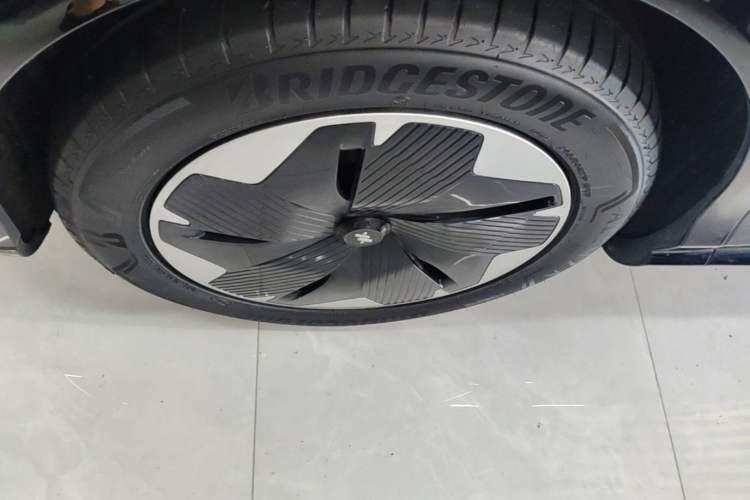 Used IM LS7 2023 90 kWh Elite Rear-Drive Version Left Front Wheel Hub
