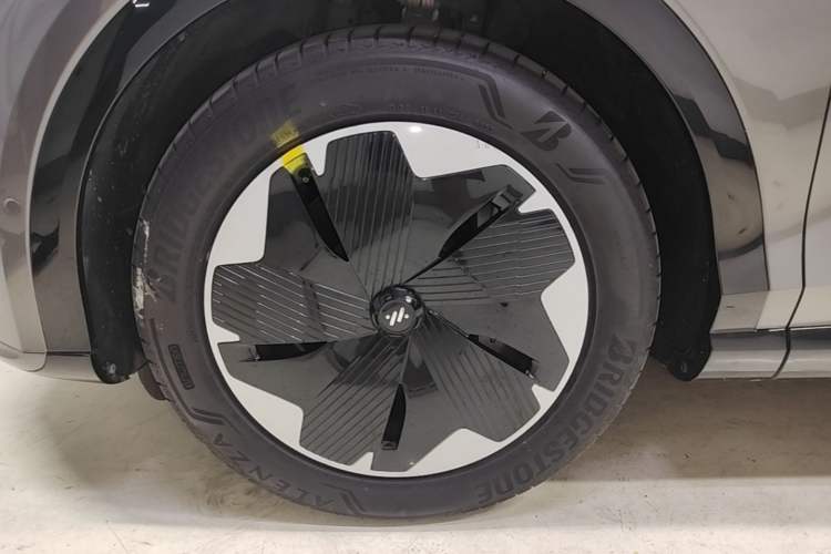 Used IM LS7 2023 77 kWh Urban Fit Rear-Wheel Drive Left Front Wheel Hub