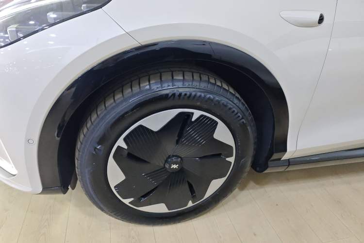Used IM LS7 2023 90 kWh Elite All-Wheel-Drive Version Left Front Wheel Hub
