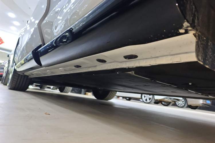 Used IM LS7 2023 90 kWh Elite All-Wheel-Drive Version Left Side Sill