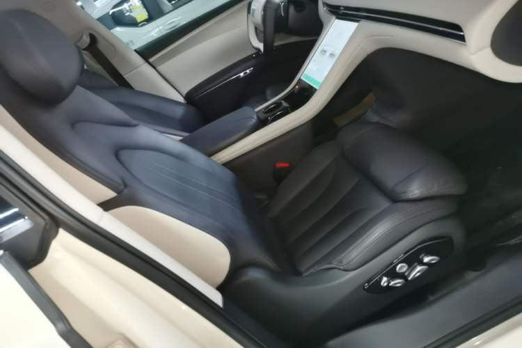 Used IM LS7 2023 90 kWh Elite Rear-Drive Version Right Front Seat