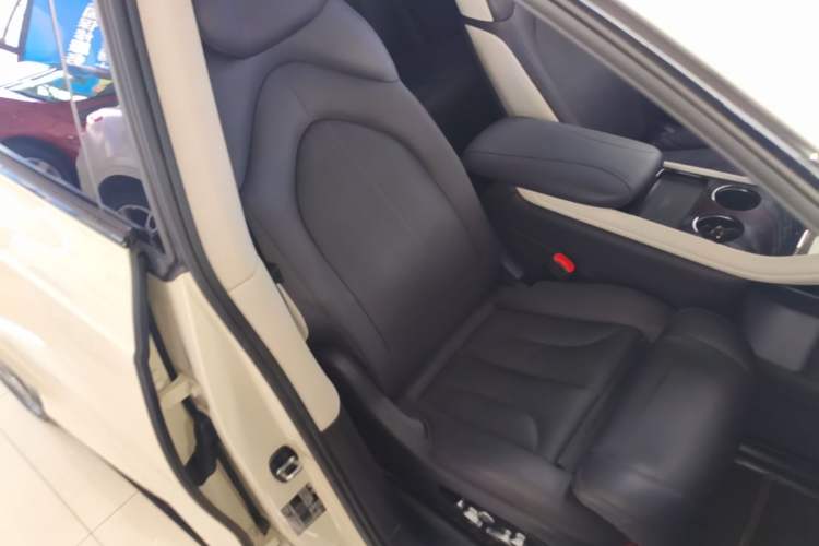 Used IM LS7 2023 90 kWh Elite Rear-Drive Version Right Front Seat