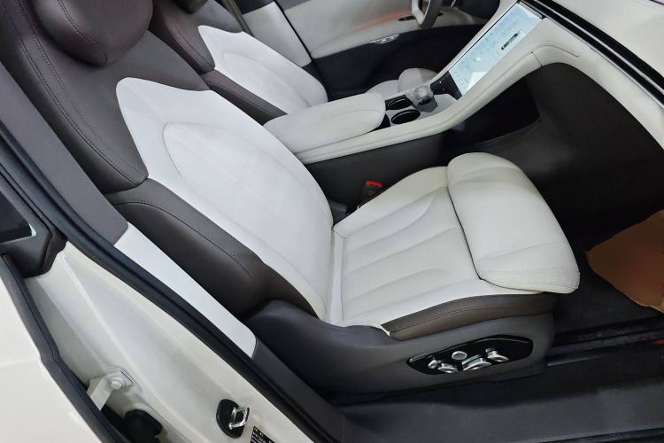 Used IM LS7 2023 90 kWh Elite All-Wheel-Drive Version Right Front Seat