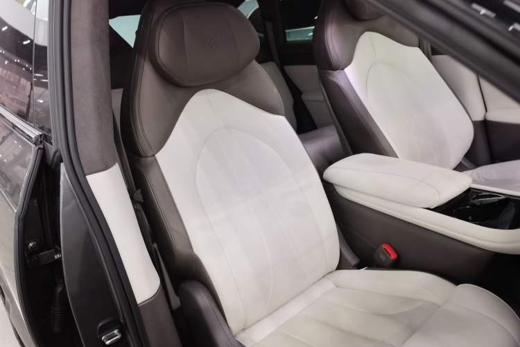 Used IM LS7 2023 100kWh Lux All-Wheel-Drive Version Right Front Seat
